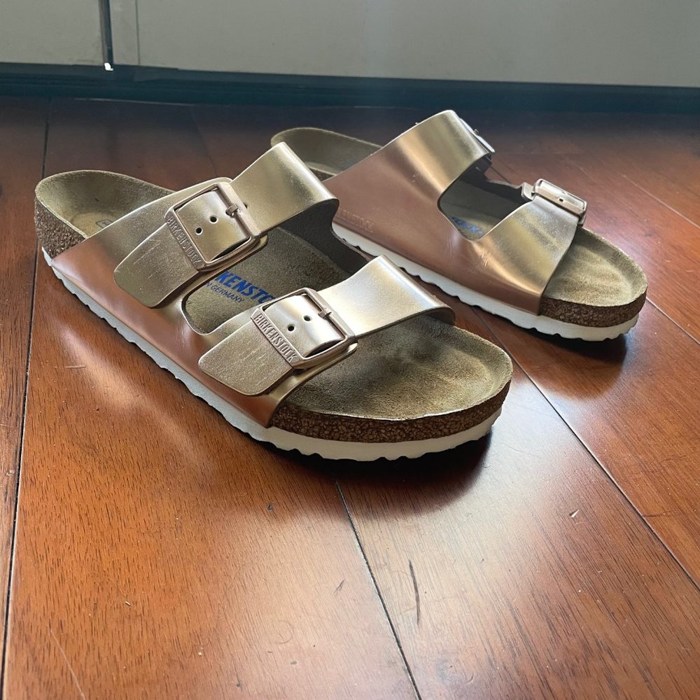 PRACTICALLY NEW Birkenstock Arizona Natural Leather in Metallic Copper